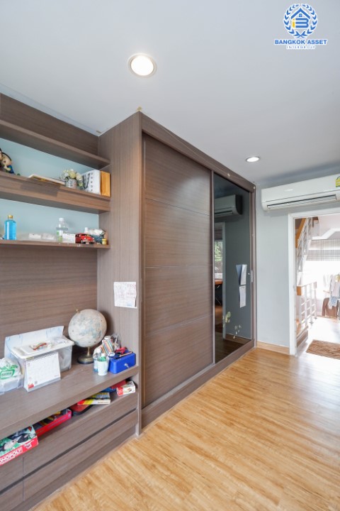 *****ทาวน์โฮมมือสองย่านกรุงเทพมหานคร ม.บ้านกลางเมืองเออบาเนียน เกษตร-นวมินทร์ 2 หลังมุม! เนื้อที่กว้างเกือบ 20 ตร.ว. ฟังก์ชัน 3 ห้องนอน 3 ห้องน้ำ 1 ที่จอดรถ ฮวงจุ้ยสุดปัง แถมฟรี! 4 เครื่องปรับอากาศ 2 เครื่องทำน้ำอุ่น บนทำเลดี ใกล้รถไฟฟ้าสายอนาคต สีชมพู "สถานีลาดปลาเค้า"